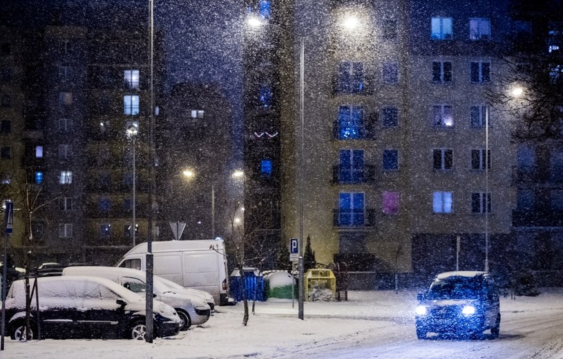 Opady śniegu w Katowicach /Andrzej Grygiel /PAP