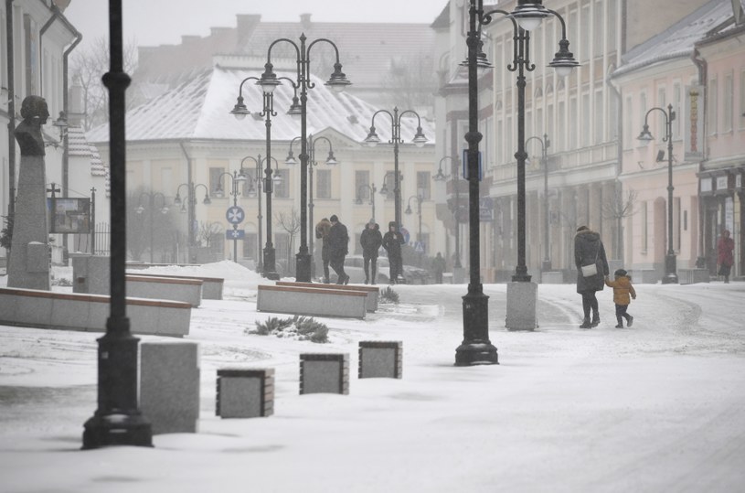 Opady śniegu w Rzeszowie /Darek Delmanowicz /PAP