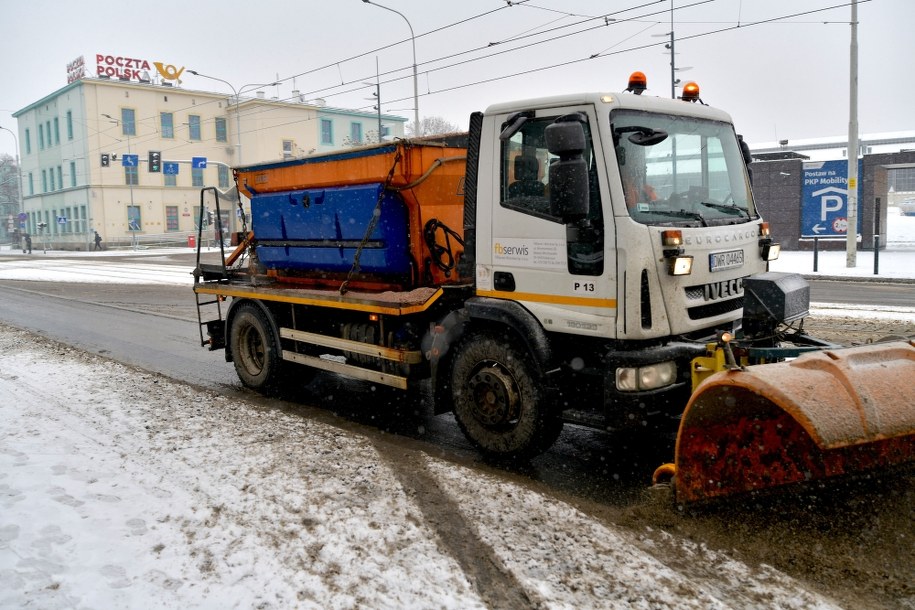 Opady śniegu we Wrocławiu /Sebastian Borowski /PAP