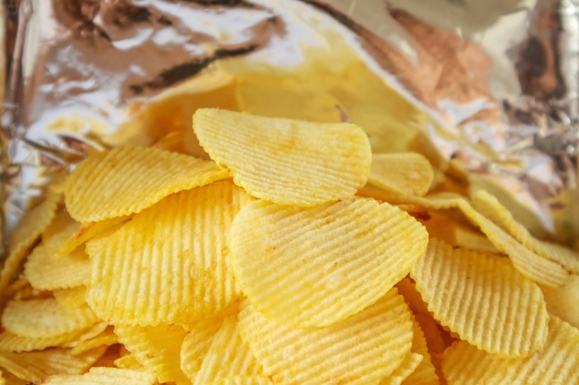 Opakowania po chipsach, słodyczach i zupkach instant mogą posłużyć do produkcji mebli /123RF/PICSEL