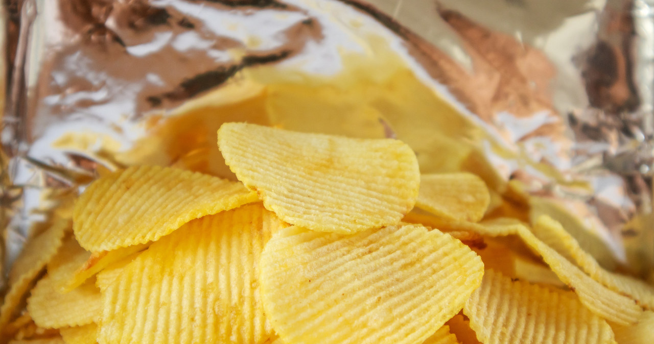 Opakowania po chipsach, słodyczach i zupkach instant mogą posłużyć do produkcji mebli /123RF/PICSEL