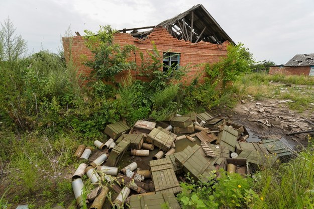 Opakowania po pociskach wyrzucone w pobliżu zniszczonego domu we wsi Topolskoje w obwodzie charkowskim /Mykola Kalyeniak /PAP