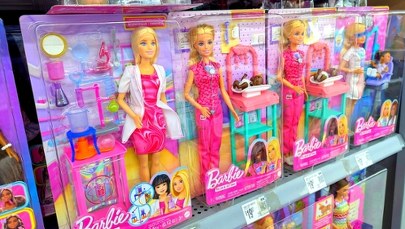 Opakowania z lalkami Barbie i groźną 