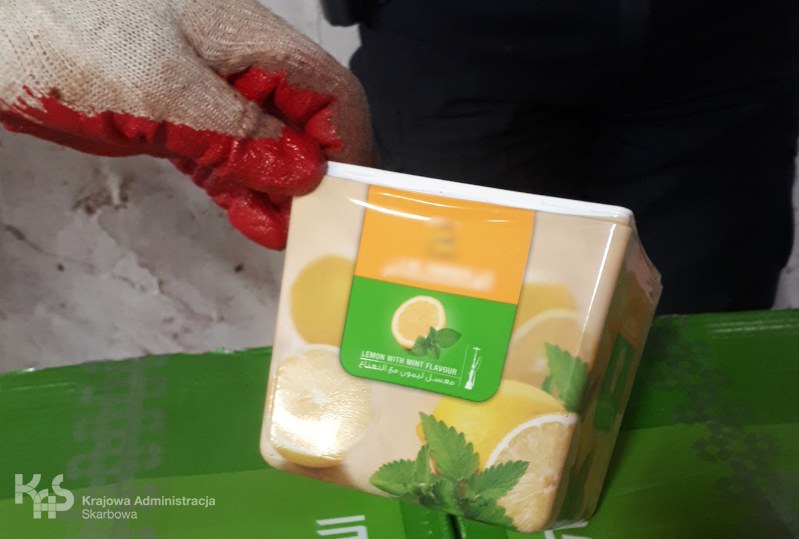 Opakowanie aromatyzowanego tytoniu do fajek wodnych bez polskich znaków akcyzy /Krajowa Administracja Skarbowa /Materiały prasowe