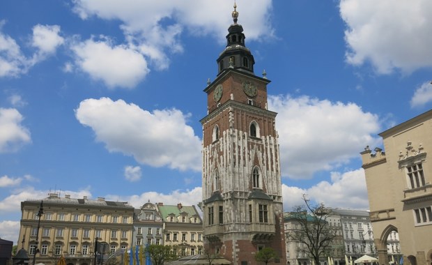 Opakujemy krakowską wieżę ratuszową w narodowe barwy. Świętuj Dzień Flagi wraz z RMF FM 