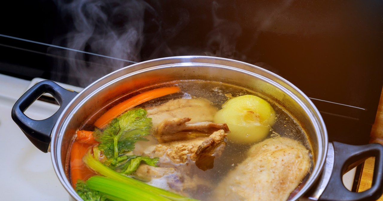 Opalana cebula w rosole to dobry pomysł? /photovs /123RF/PICSEL