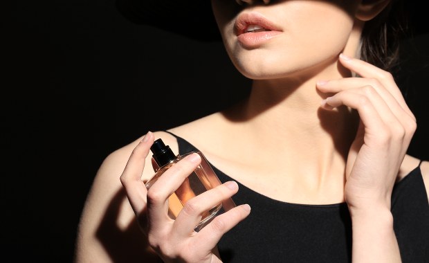 Opalasz się? Nie używaj perfum, grożą ci przebarwienia