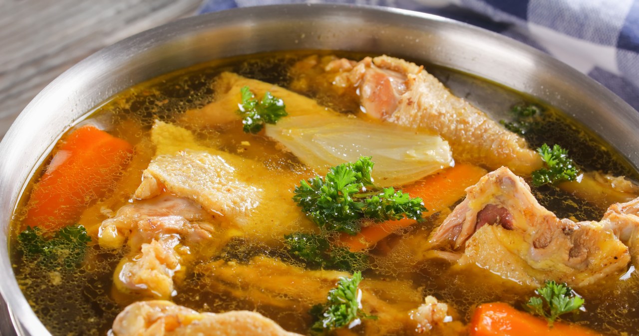 Opalona cebula nadaje rosołowi wyjątkowy, dymny aromat. /mywievpoint /123RF/PICSEL