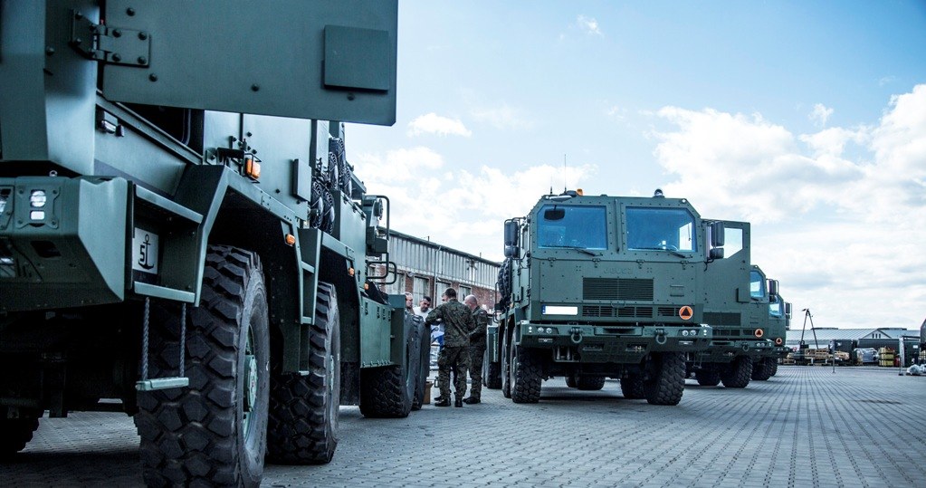 Opancerzone Jelcze 882.62 będą służyć do transportu czołgów Leopard 2 i Abrams. Łącznie do polskiej armii trafi 23 takich zestawów obejmujących ciągnik siodłowo-balastowy oraz niskopodwoziową naczepę /Informacja prasowa