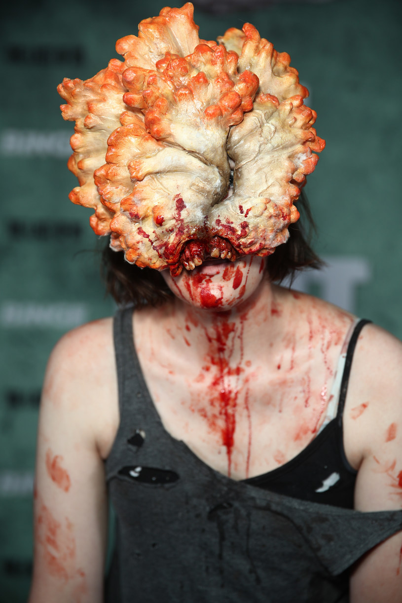 Opanowane pasożytniczymi grzybami zombie z "The Last of Us" są wzorowane na prawdziwych organizmach występujących w naturze /Don Arnold /Getty Images