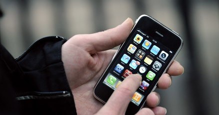 Opanowanie iPhone'a pozwala przejąć kontrolę nad całą siecią komórkową /AFP