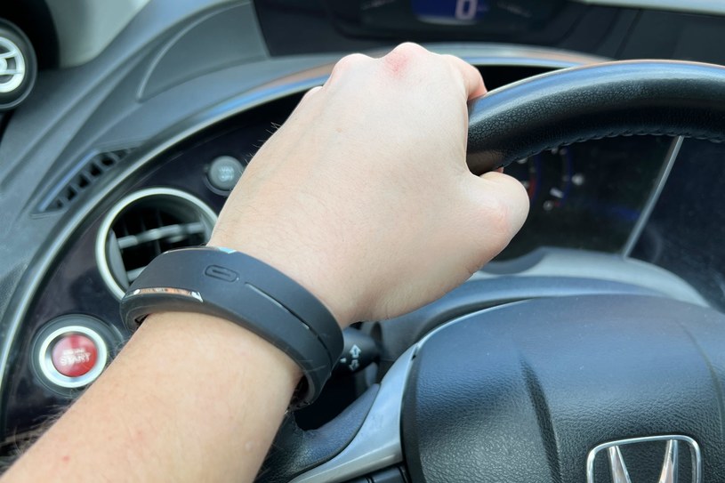 Opaska na nadgarstek może stać się obowiązkowym elementem wyposażenia auta /INTERIA.PL