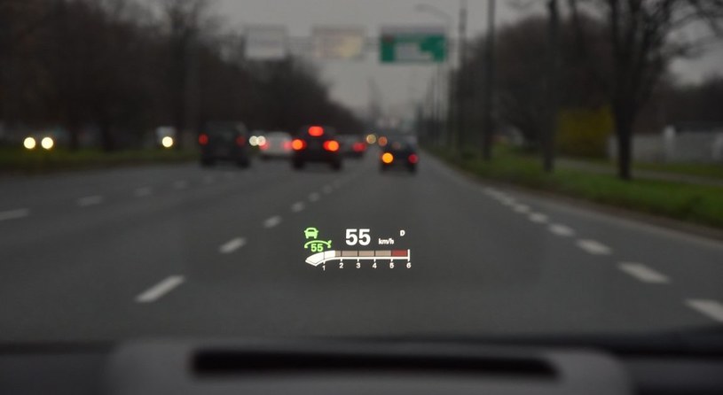 Opcjonalny wyświetlacz head-up rzuca kolorowe, bardzo czytelne dane na szybę. /Motor