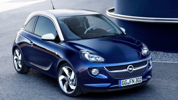 Opel Adam chce konkurować z Fiatem 500, Audi A1 i Mini. Nie sprzedaje się jednak zgodnie z oczekiwaniami. /Opel