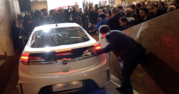 Opel ampera na salonie genewskim /AFP