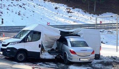Opel Astra dosłownie wbił się w furgon - sprawca dostał 5000 zł mandatu