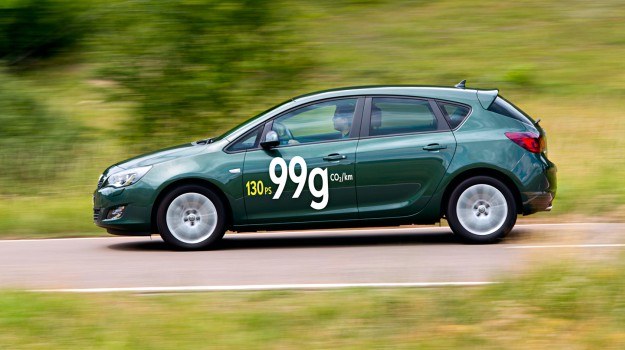 Opel Astra ecoFlex: producent deklaruje emisję dwutlenku węgla na poziomie 99 g/km. /Opel