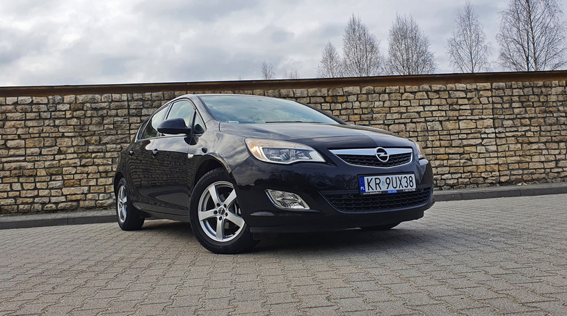 Opel Astra J to popularne auto na polskich drogach, ale nie brakuje w nim też usterek. /.