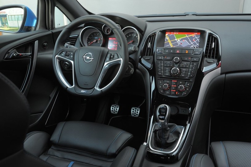Opel Astra OPC: trudna obsługa, przeładowana konsola środkowa i kierownica zasłaniająca zegary. /Motor