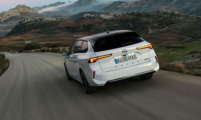 Opel Astra Sports Tourer to hybryda typu plug-in generująca 225 KM. /materiały prasowe