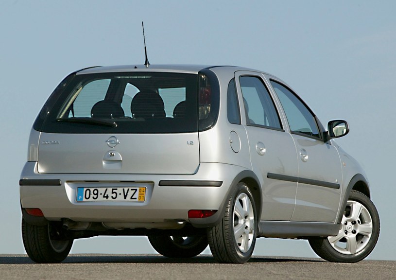 Opel Corsa C po face liftingu w 2003 roku najlepszy będzie z silnikiem 1.2 o mocy 80 KM /materiały prasowe