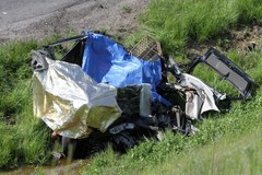 Opel czołowo zderzył się z ciężarówką. 4 osoby nie żyją