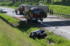 Opel czołowo zderzył się z ciężarówką. 4 osoby nie żyją