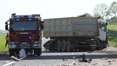 Opel czołowo zderzył się z ciężarówką. 4 osoby nie żyją
