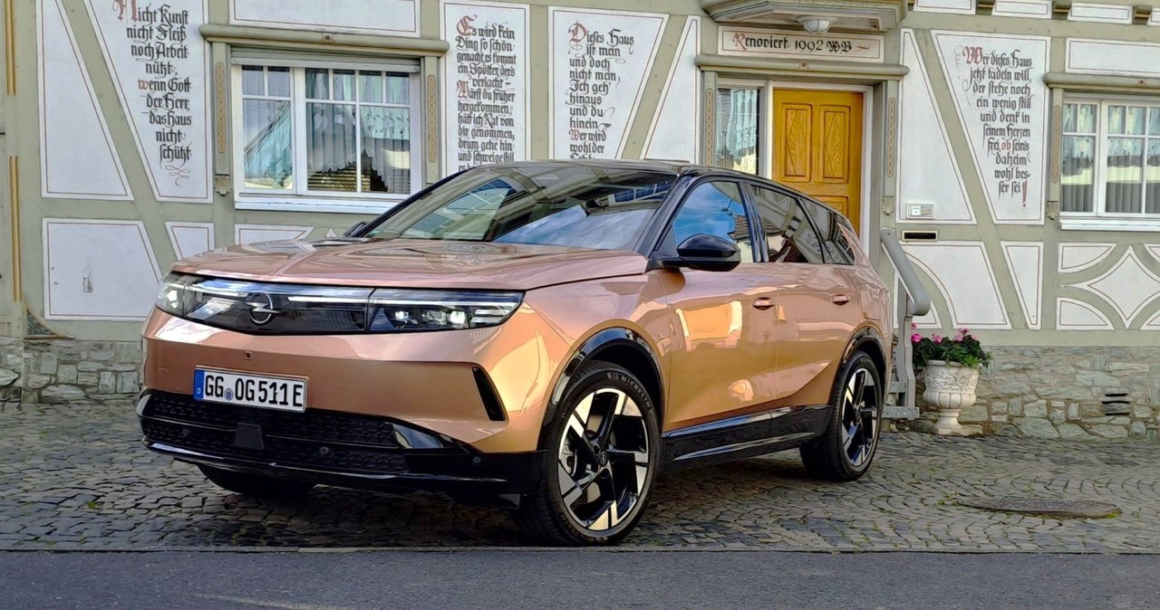 Opel Grandland dostępny jest jako elektryk o mocy 213 KM (akumulator o pojemności 73 kWh i 82 kWh) oraz miękka hybryda generująca 136 KM. W przyszłym roku do oferty dołączy hybryda plug-in. /Maciej Olesiuk /INTERIA.PL