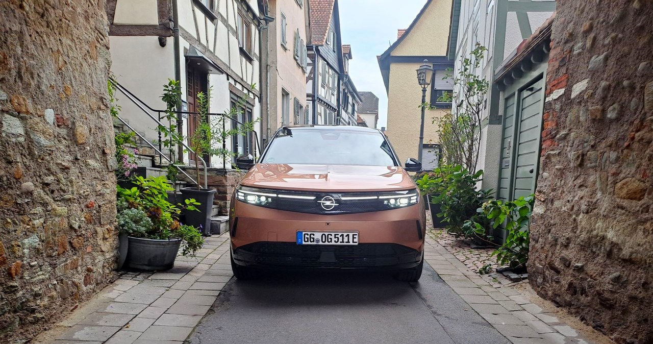 Opel Grandland dostępny jest jako elektryk o mocy 213 KM z dwoma wariantami akumulatora - 73 kWh (zasięg do 523 KM) i 82 kWh (do 582 km zasięgu). /Maciej Olesiuk /INTERIA.PL