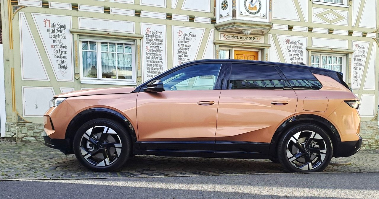 Opel Grandland drugiej generacji jest zauważalnie większy od swojego poprzednika. Mierzy teraz 4 650 mm. Wzrósł również rozstaw osi. W zależności od wersji napędowej wynosi on 2 784 mm lub 2 795 mm. /Maciej Olesiuk /INTERIA.PL