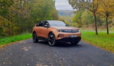 Opel Grandland na baterie jeździ jak auto spalinowe. Zasięg to niemal 600 km