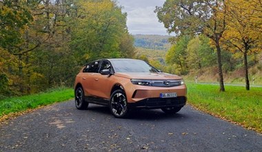 Opel Grandland na baterie jeździ jak auto spalinowe. Zasięg to niemal 600 km