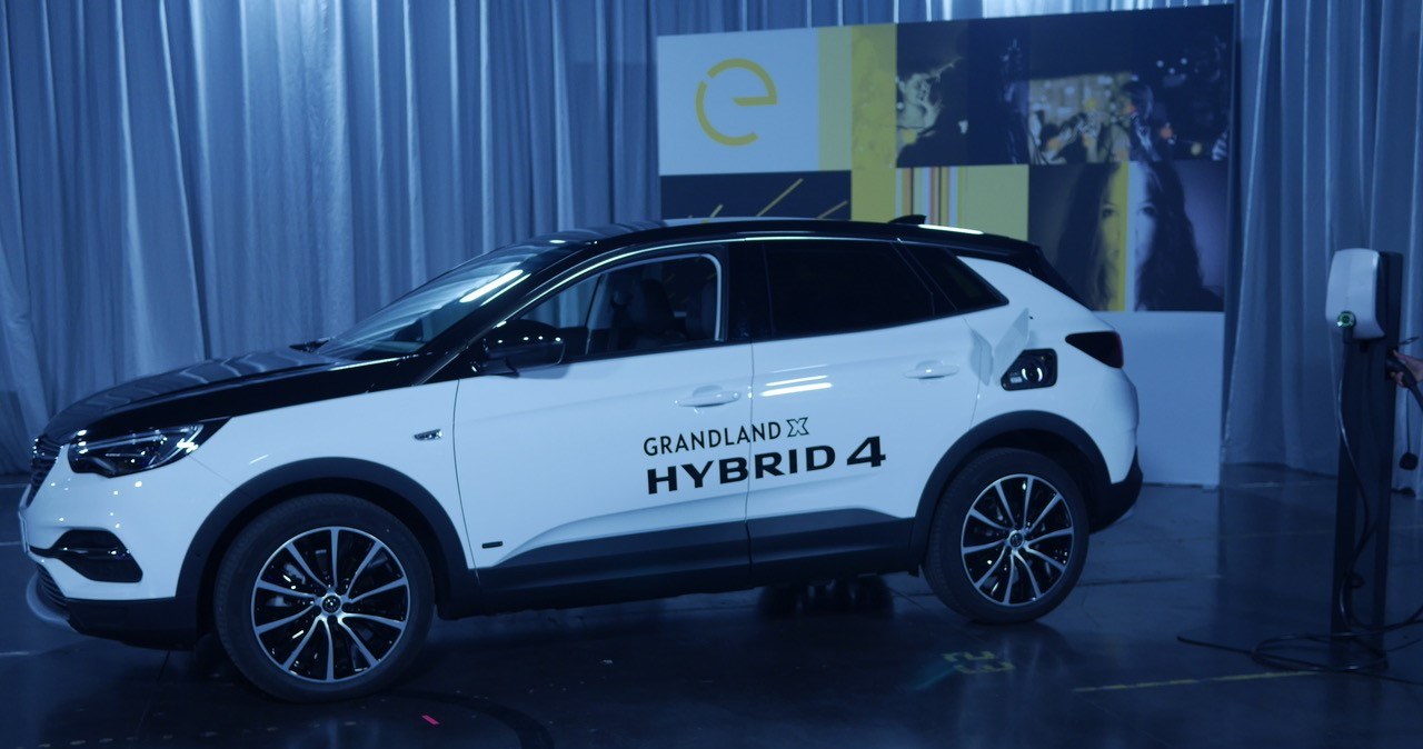 Opel grandland X hybrid 4 /INTERIA.PL