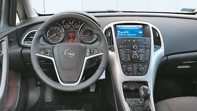 OPEL Kontrowersyjna deska rozdzielcza Opla ma mnóstwo przycisków i wymaga sporo uwagi od kierowcy. Astra deklasuje konkurentów przestrzenią z przodu. /Motor