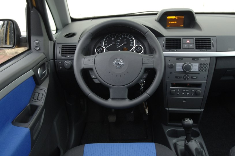 Opel Meriva: deskę rozdzielczą tworzą liczne elementy plastikowe, które nie są idealnie spasowane i skrzypią podczas jazdy. /Motor