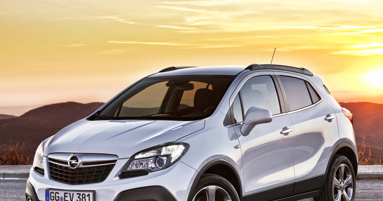 Opel Mokka jest o 3 cm dłuższy od Traxa. Różni się nie tylko z zewnątrz, ma też inny kokpit. Gama silników jest taka sama, ceny – o 2-8 tys. zł wyższe. /Opel