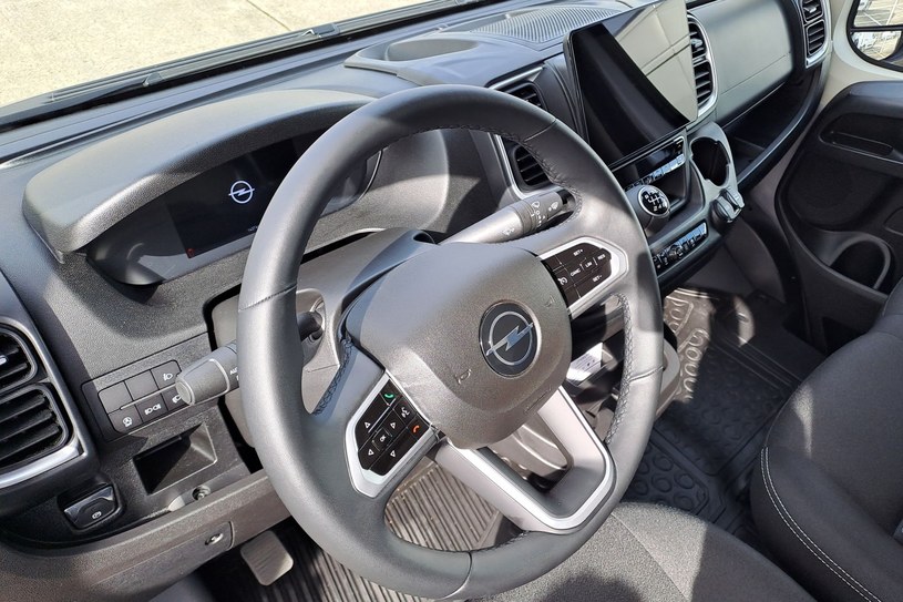 Opel Movano w wariancie z 140-konnym silnikiem Diesla jest dostępny z sześciobiegową skrzynią manualną. /Maciej Olesiuk /INTERIA.PL