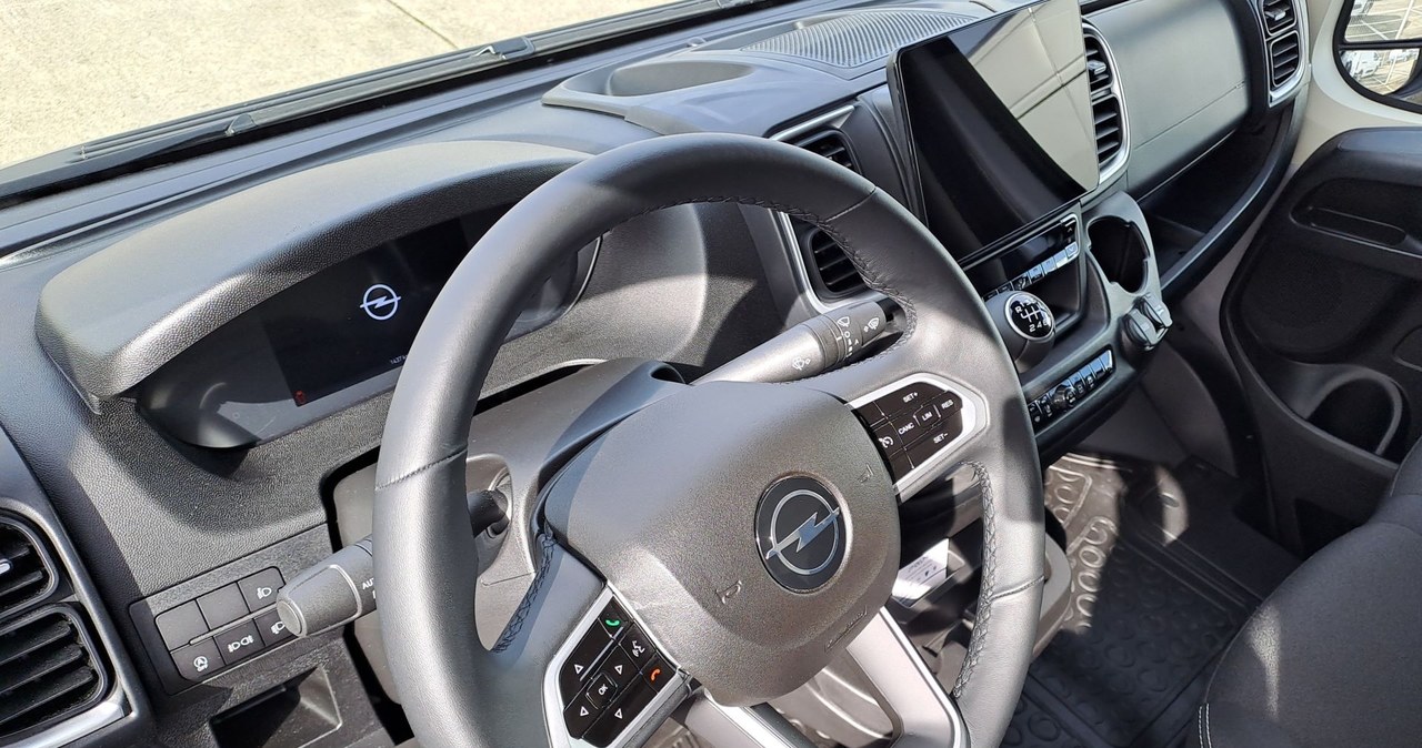 Opel Movano w wariancie z 140-konnym silnikiem Diesla jest dostępny z sześciobiegową skrzynią manualną. /Maciej Olesiuk /INTERIA.PL
