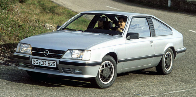 Opel oferował tylnonapędowe coupe o nazwie Monza w latach 1978-1986. Model bazował na limuzynie Senator. /Opel