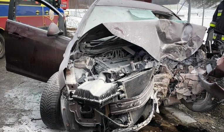 Opel uderzył w drzewo, jego kierowca zginął /Policja