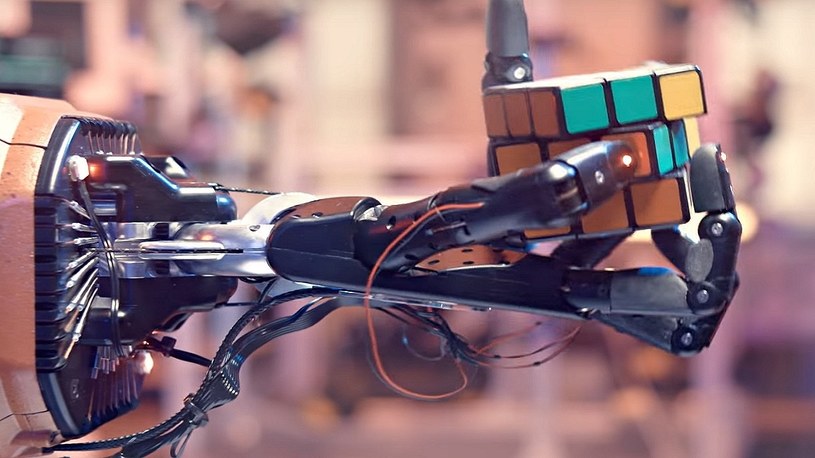 OpenAI stworzyło niezwykłą rękę robota, która szybko układa kostkę Rubika /Geekweek