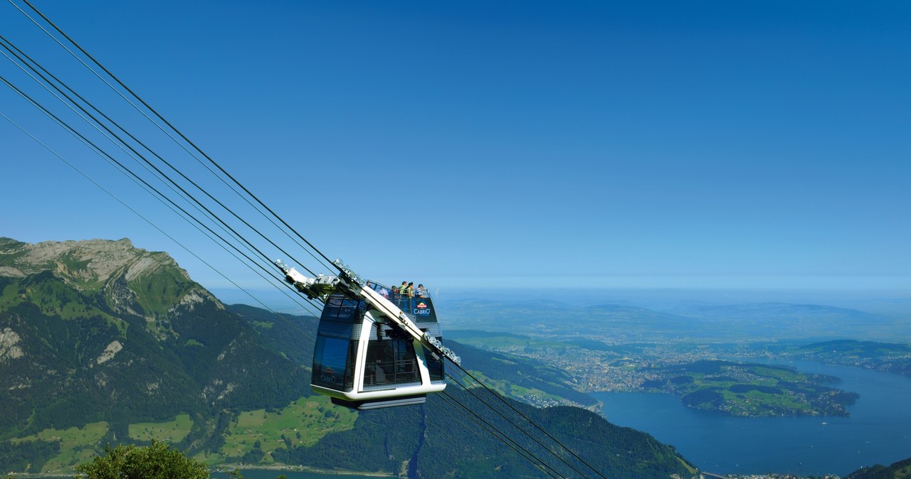 Openair-Cabrio wywozi turystów na górę Stanserhorn /Switzerland Tourism