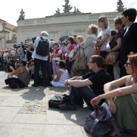  Ponad 130 artystów zagrożonej likwidacją Warszawskiej Opery Kameralnej wykonało przed ministerstwem kultury "Requiem" Mozarta