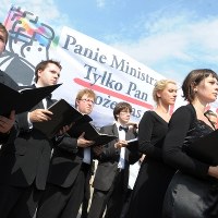  Ponad 130 artystów zagrożonej likwidacją Warszawskiej Opery Kameralnej wykonało przed ministerstwem kultury "Requiem" Mozarta