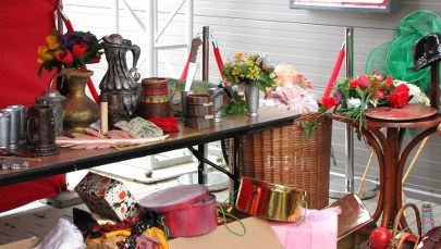 Opera wyprzedaje. Był bój o strój komara i sukienkę pokojówki