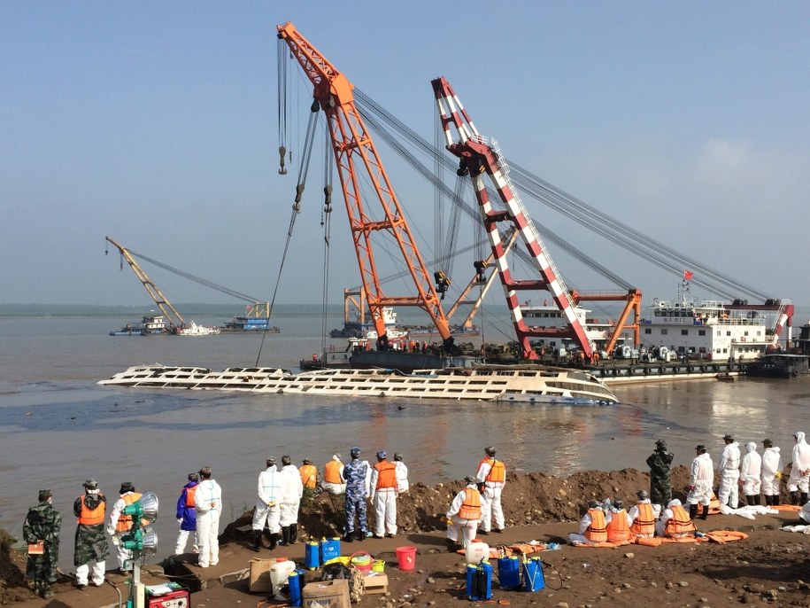 Operacja odwracania statku /YUAN ZHENG /PAP/EPA