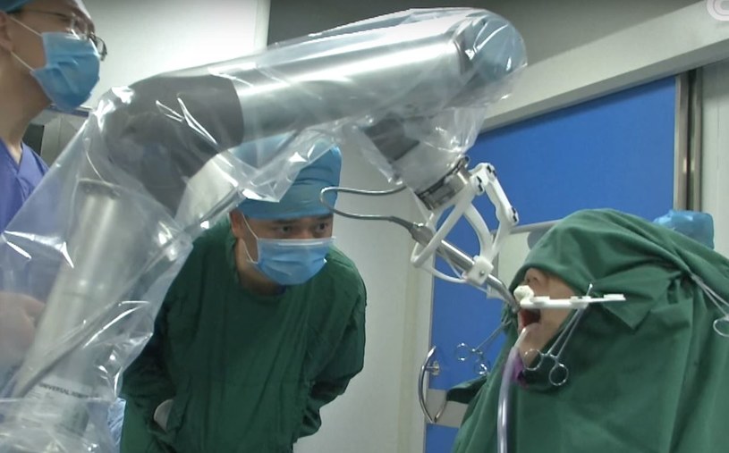 Operacja przeprowadzona przez robota-dentystę przebiegła pomyślnie. Zrzut ekranu z filmiki: World First Autonomous Dental Implant Robot /YouTube