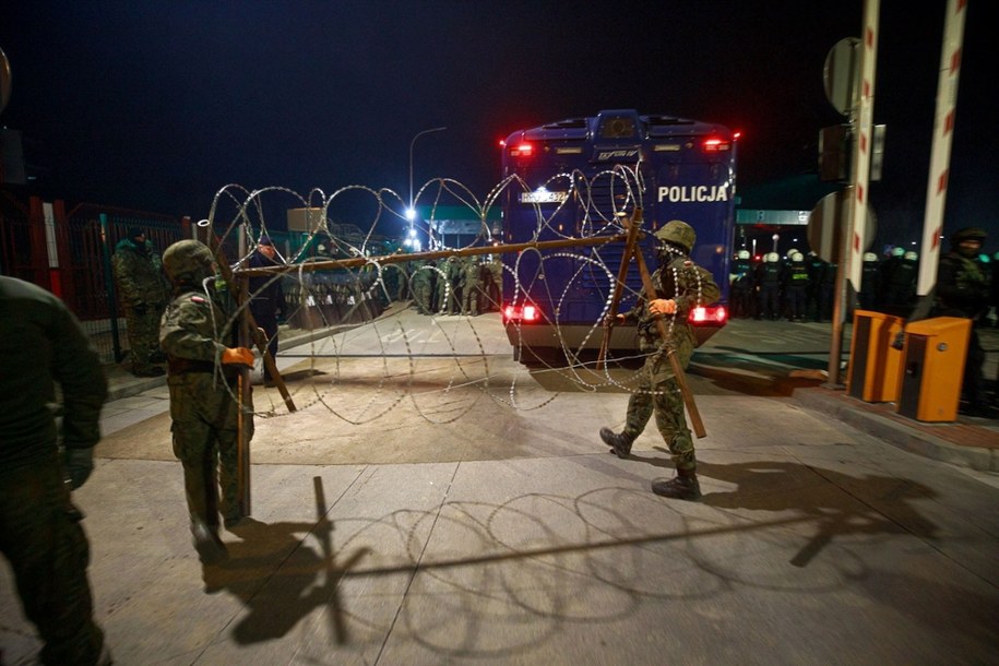 Operacja umacniania posterunków na przejściu granicznym w Kuźnicy /Wojska Obrony Terytorialnej /PAP