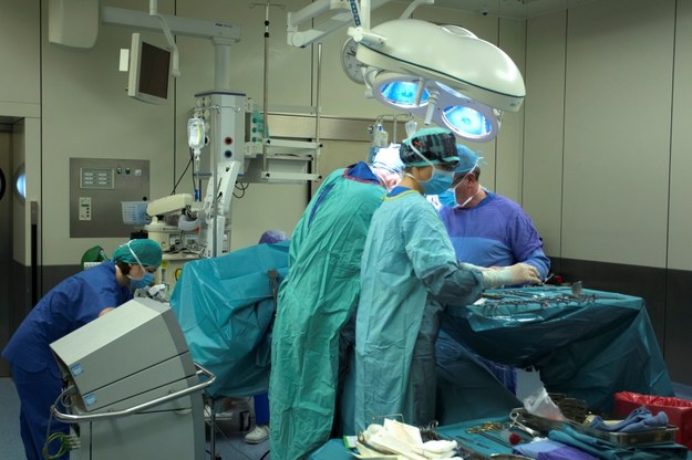 Operacja usunięcia guza z nerki 57-letniego pacjenta, przeprowadzona w Uniwersyteckim Szpitalu Klinicznym we Wrocławiu /Aleksander Koźmiński /PAP